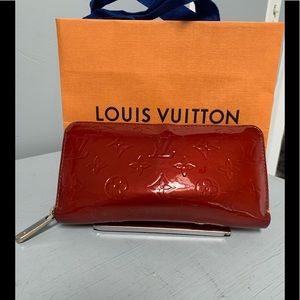 Authentic Louis Vuitton vernis zip wallet
